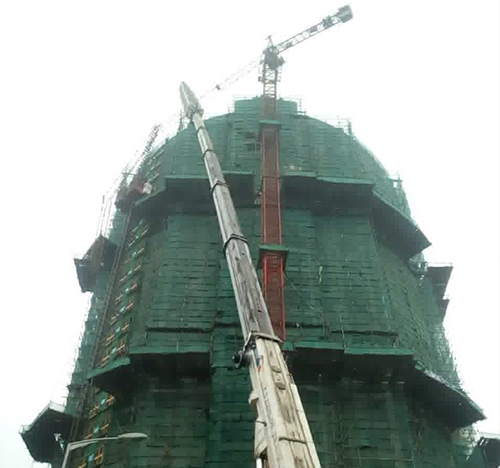 光山吊车在工地上作业